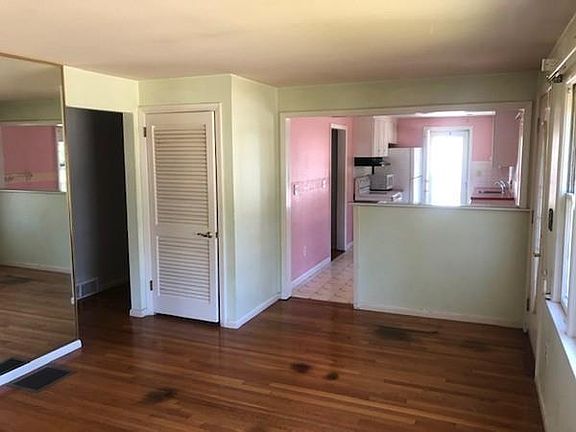 5th image of 8 White Pine Ln