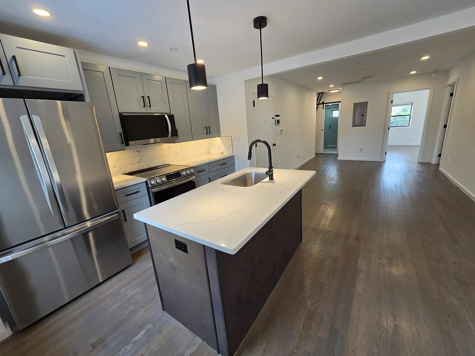 20-01 Steinway Street — Photo 1