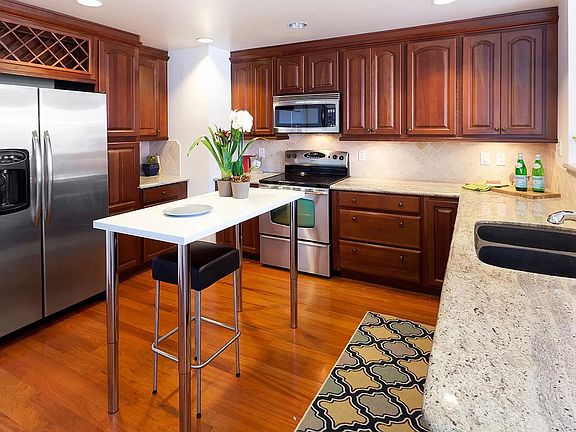 4th image of 250 King St Unit 420