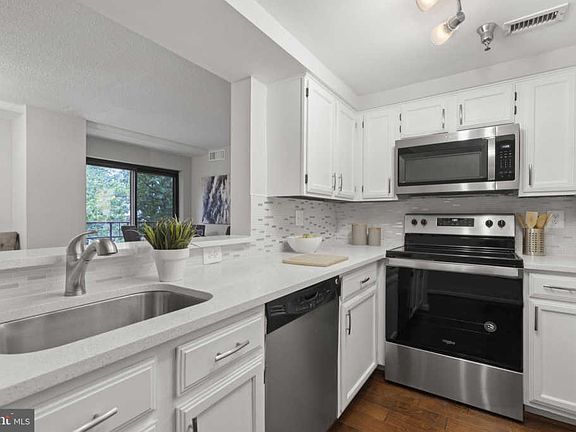 3rd image of 2400 Clarendon Blvd APT 212