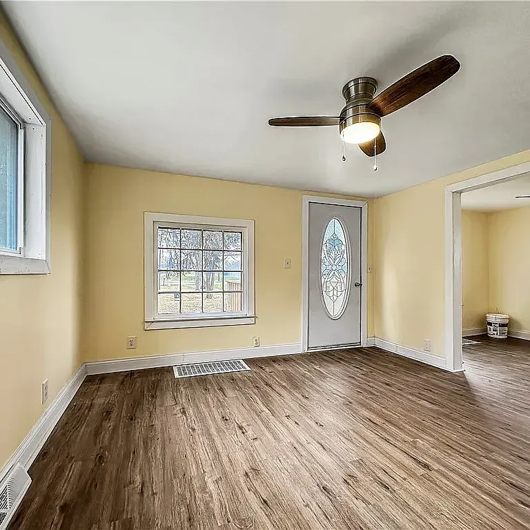 3 bed, 976 sqft, $1,400 — Photo 3