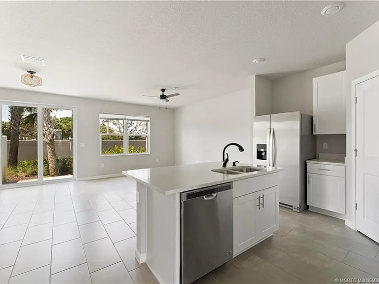 325 SE Halifax Ln — Photo 5