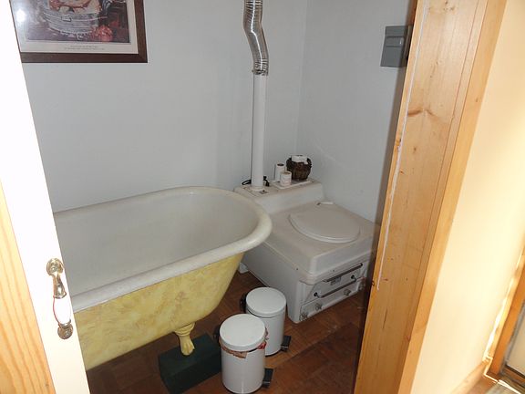 BATHTUB & TOILET