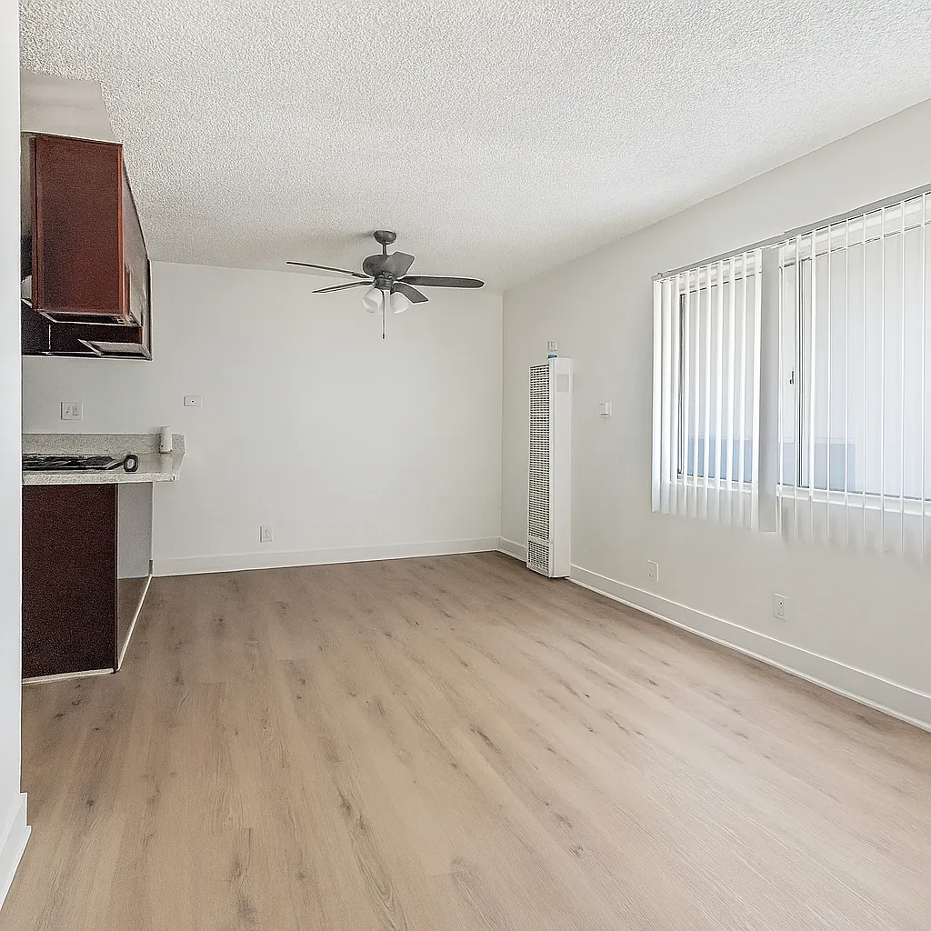Building Photo - 833 N Normandie Ave #1E