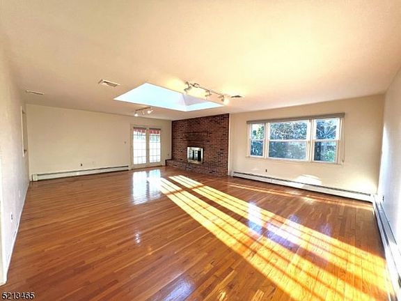 4th image of 26 Lorraine Dr
