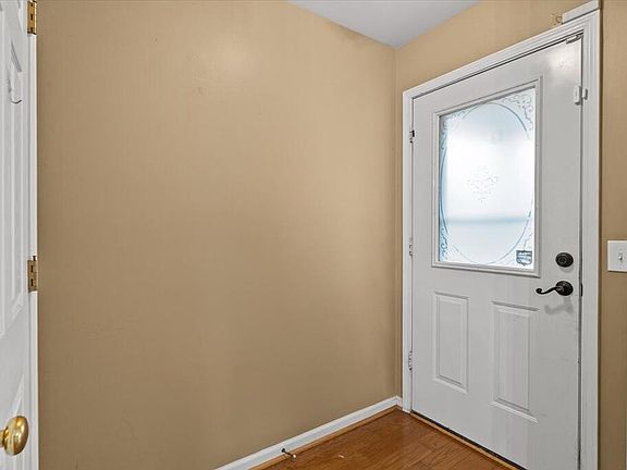 4th image of 111 Wembley Ct