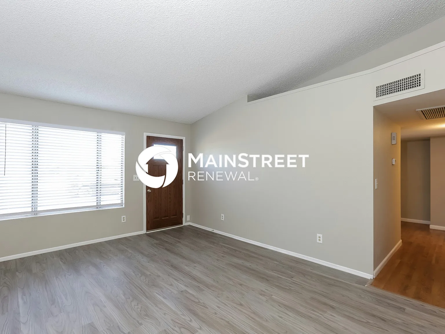 1 W Kerry Ln — Photo 4