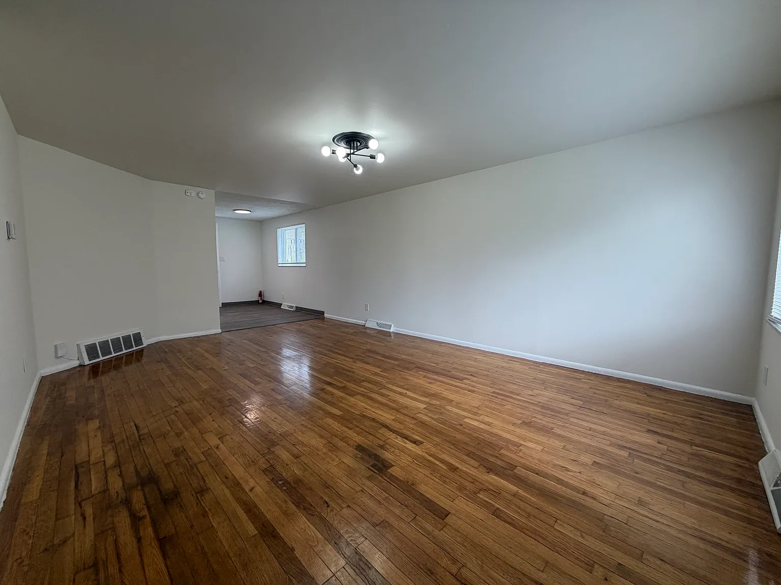 3 bed, 1100 sqft, $1,600 — Photo 3