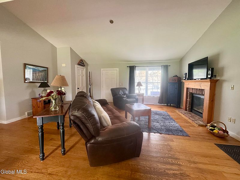 4th image of 8 Meadow Drive