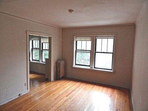 3rd image of 2317 W Ainslie St