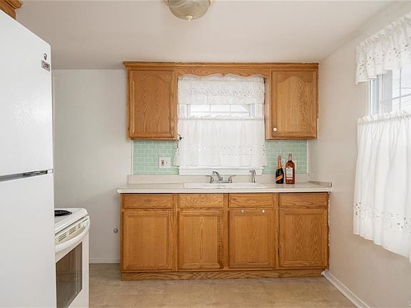 5th image of 247 Curtiss St