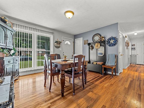 2nd image of 829 Alma Ln