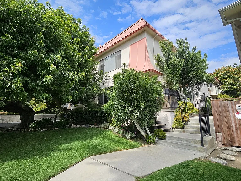 2130 N Beachwood Dr #3 — Photo 3