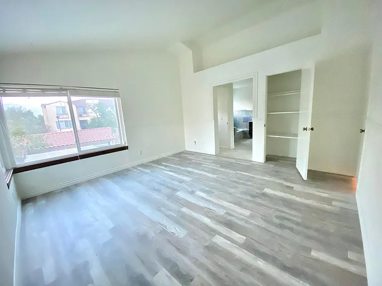 12900 Pan Am Blvd — Photo 15