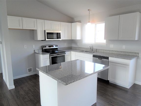 GRANITE COUNTERS & STAINLESS APPLIANCES INCLUDED