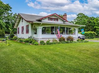 7 Washington Ave, Holtsville, NY 11742