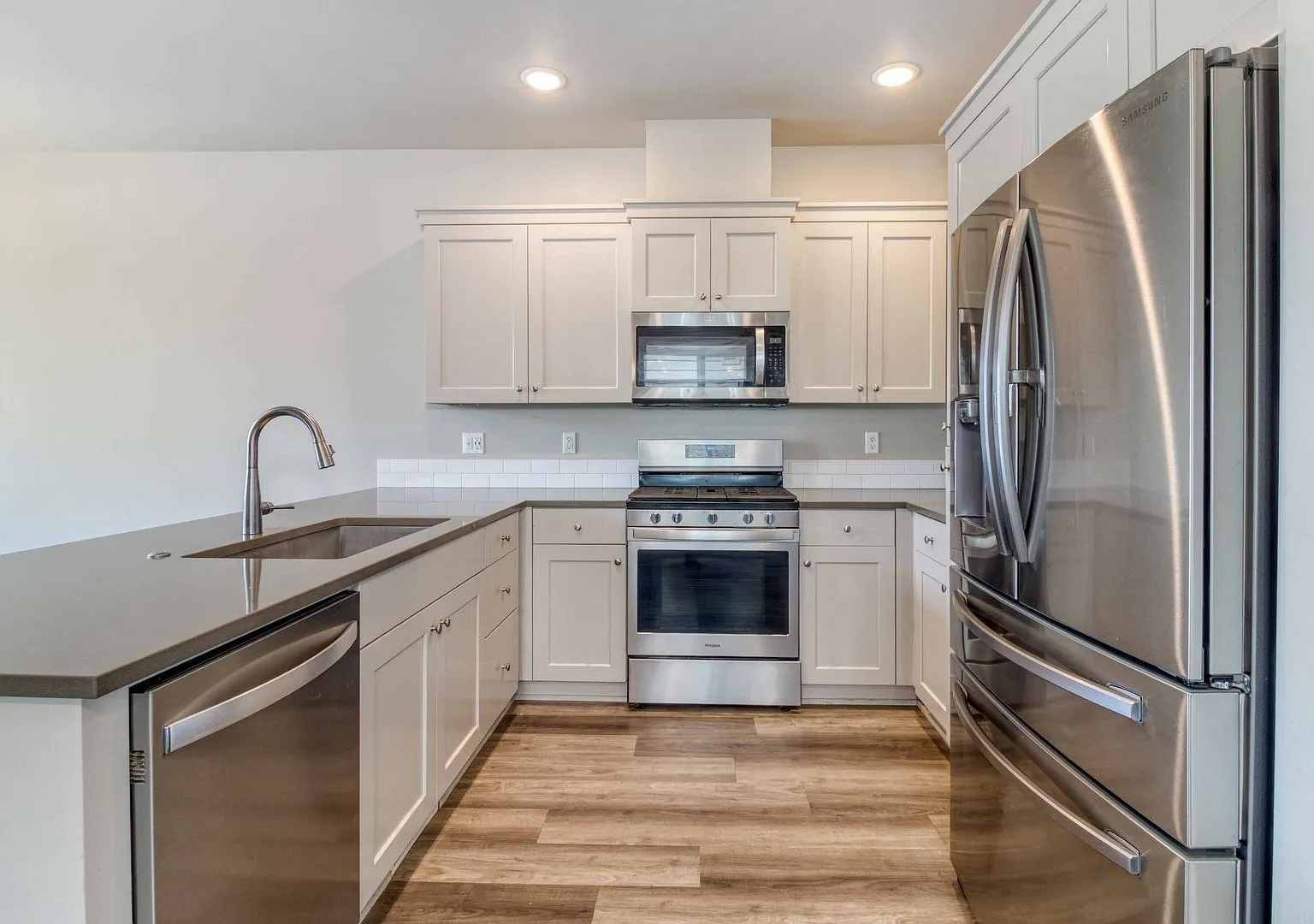 3 Bdrm, 2.5 Bath 1450 sq ft Townhouse (end unit), All Appliances, Air Conditioning, DOG/Cat OK, D... — Photo 4