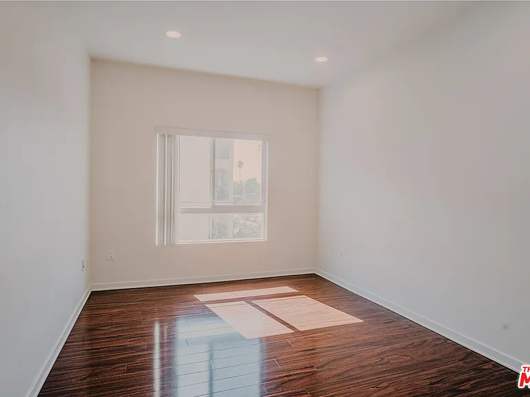 12132 Hart St #301 — Photo 16