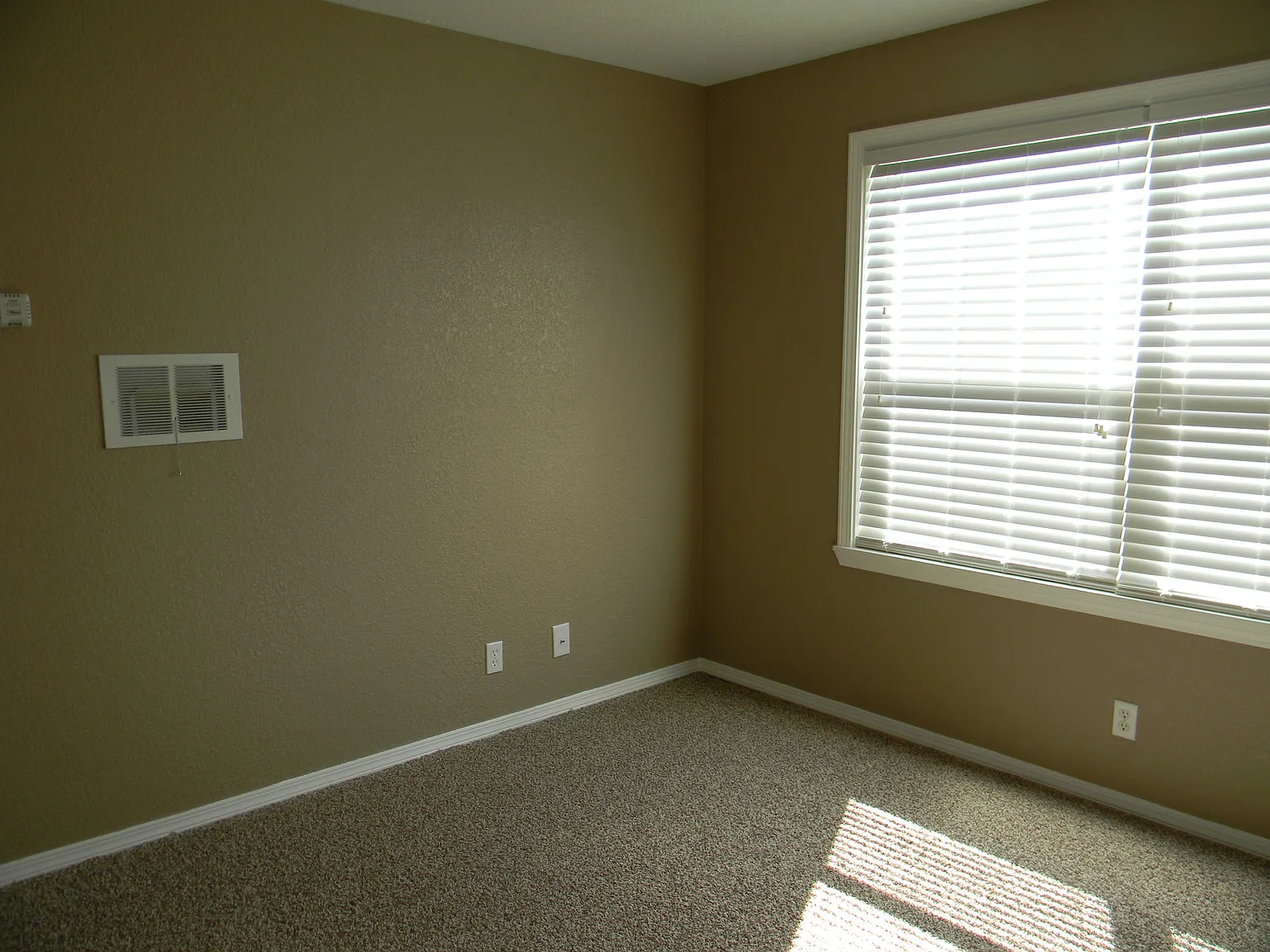 2 bed, 878 sqft, $1,350 — Photo 4