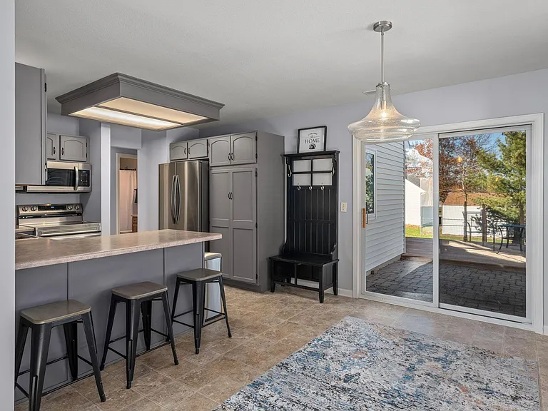 2718 Sassafras Cv — Photo 3