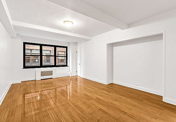 4th image of 307 E 44th St APT 405
