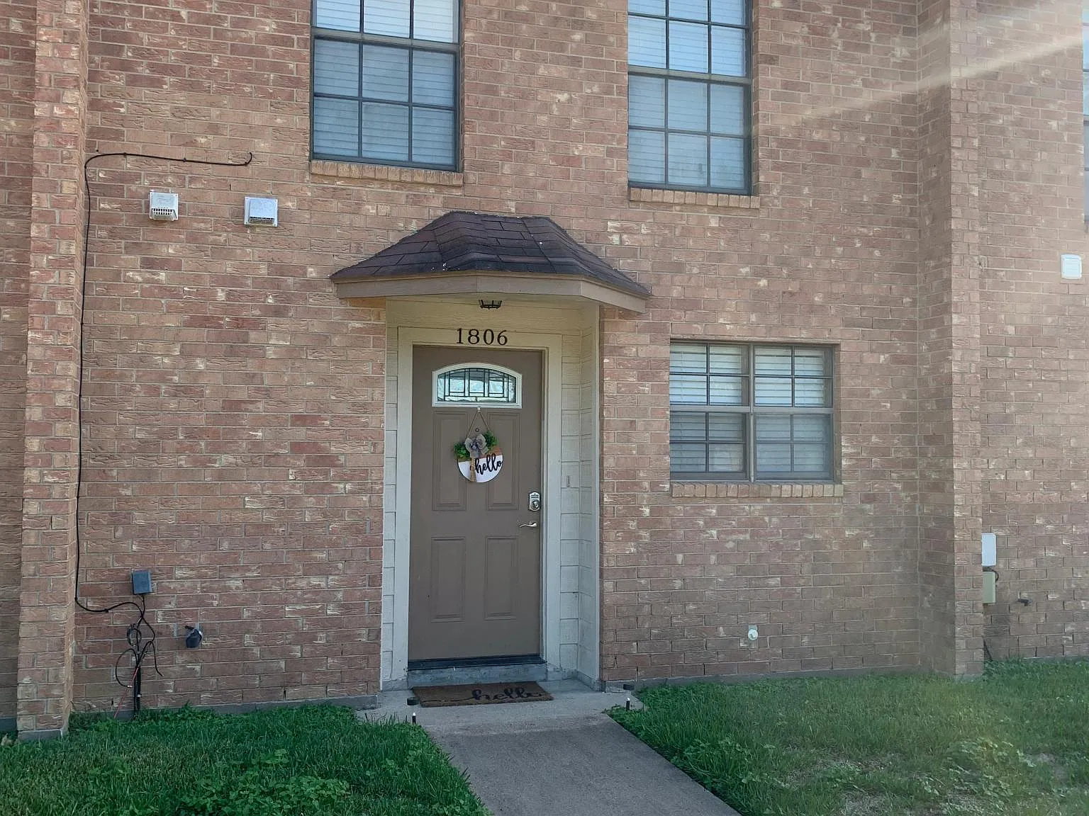2 bed, 1.5 bath, 1100 sqft, $1,100 — Photo 1