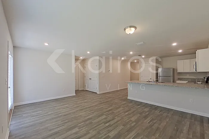 880 Whispering Creek Ave — Photo 4