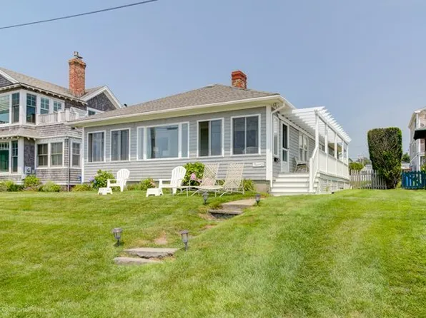 32 Esplanade St, Middletown, RI 02842