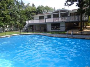 18 Van Gogh Ln, Airmont, NY 10901