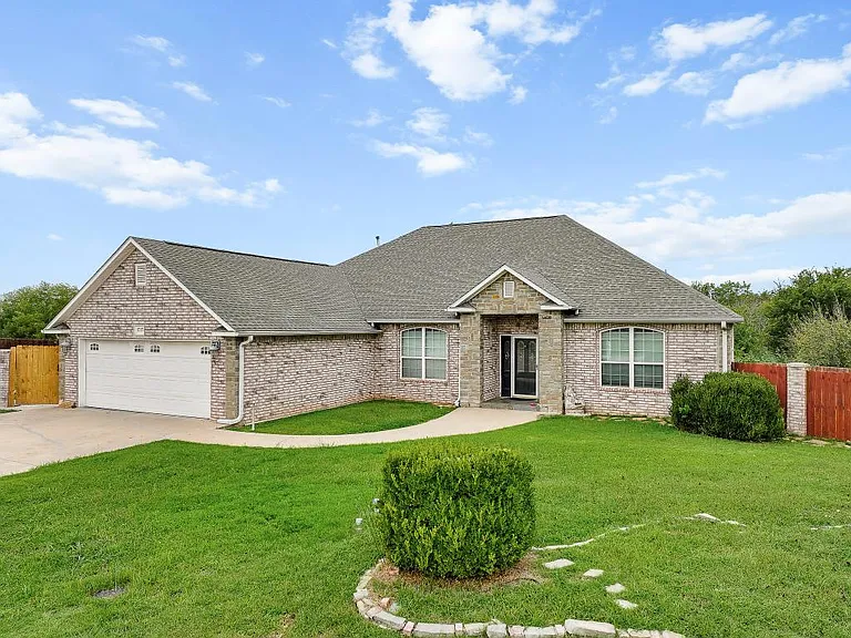 1717 Red Oak Dr — Photo 1