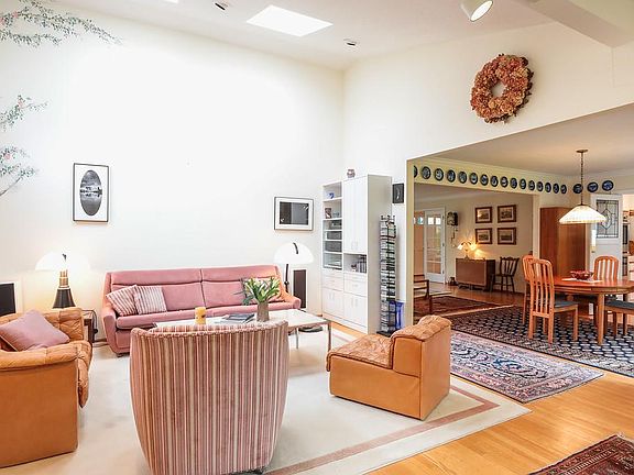 5th image of 1085 Cathcart Way