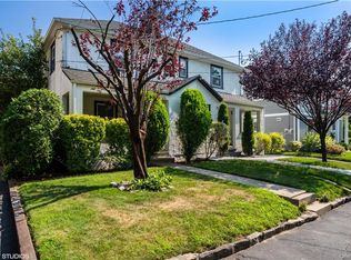 17 Lyons Pl, New Rochelle, NY 10801