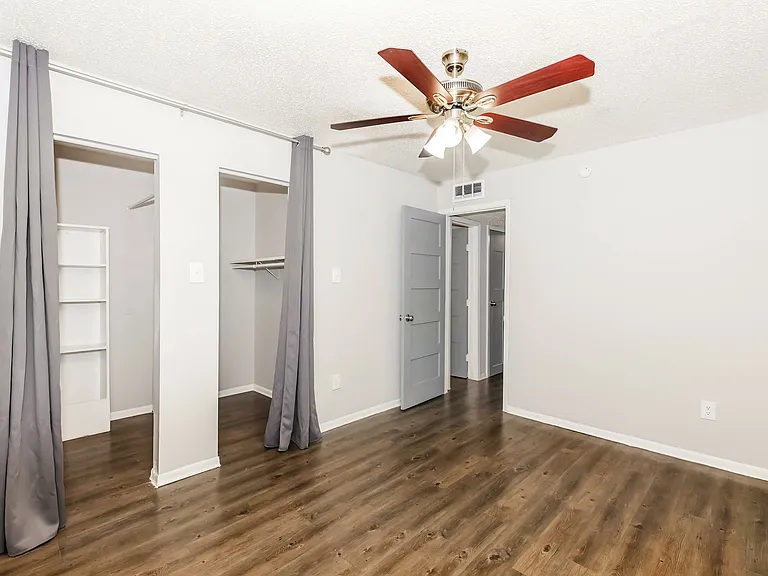 Lamar Place Apartments — Photo 6