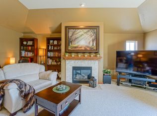 595 Grandview Ct, Pewaukee, WI 53072