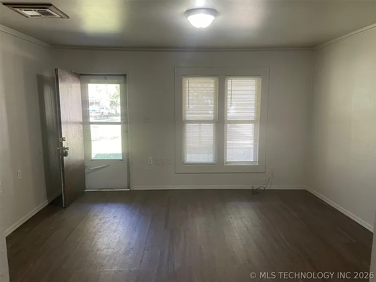 409 W Commercial St — Photo 8