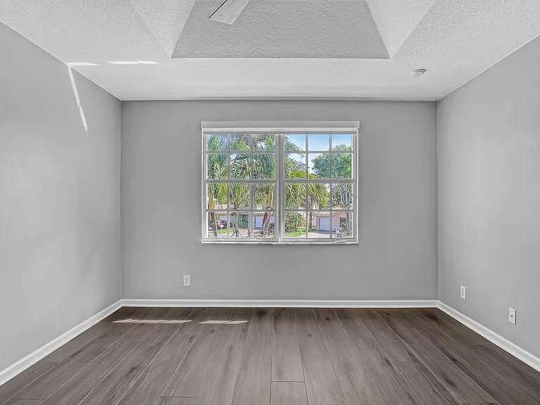 3464 Commodore Ct — Photo 37
