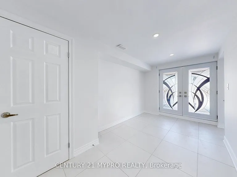 13 Manor Glen Cres #BASEMENT — Photo 1