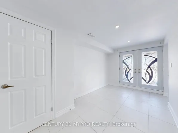 13 Manor Glen Cres #Basement, East Gwillimbury, ON L0G 1M0