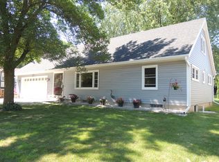 910 W Burnett St, Beaver Dam, WI 53916