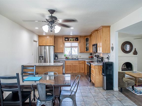 3rd image of 3031 S Winsor Ave