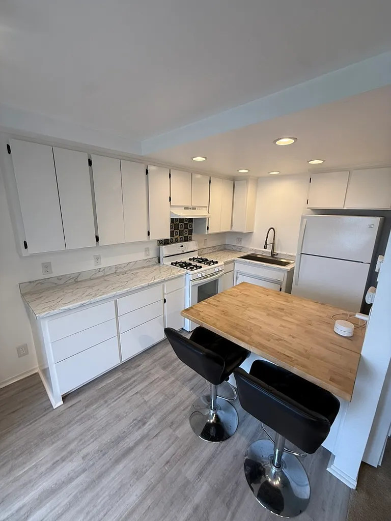 Studio, 400 sqft, $1,700 — Photo 4