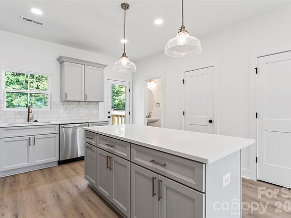 5th image of 410 Bogue Dr #19