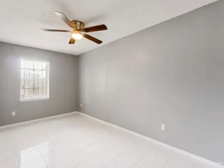 1929 Heron Ave — Photo 5