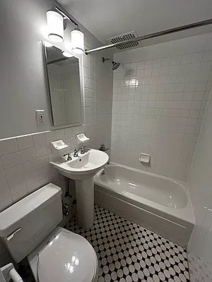 Rented by Salon Realty Corp | media 3