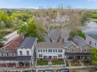 31 Center St, Clinton, NJ 08809