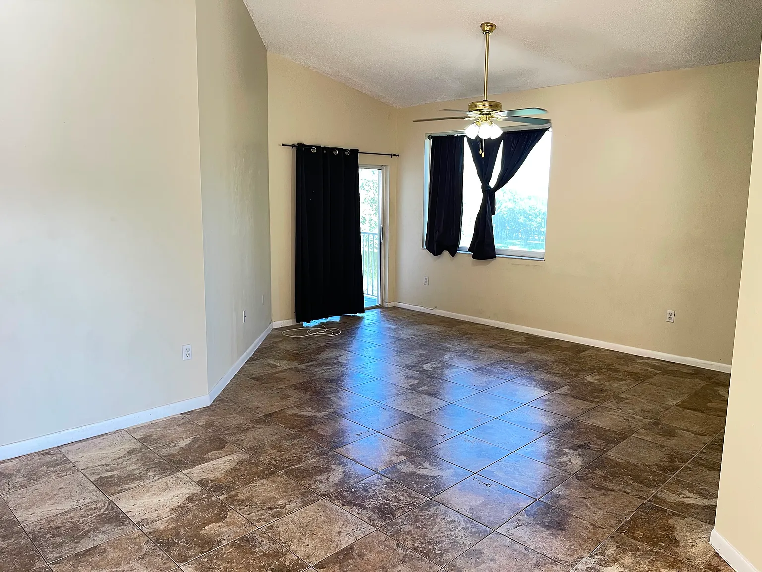 3 bed, 1364 sqft, $2,575 — Photo 4