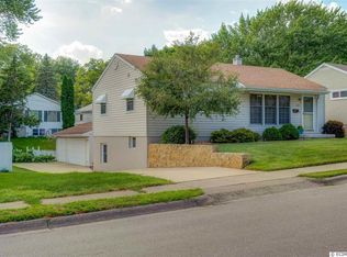 2021 Avalon Rd, Dubuque, IA 52001