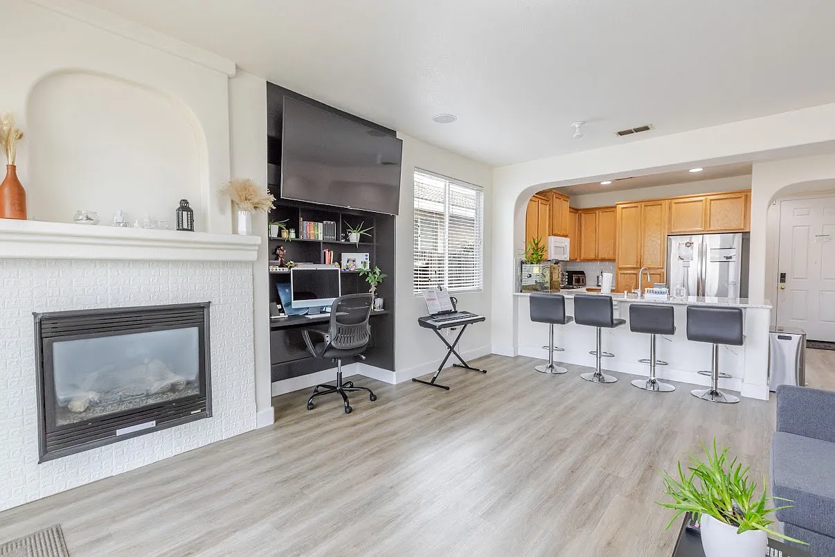 2 bed, 1042 sqft, $2,595 — Photo 2