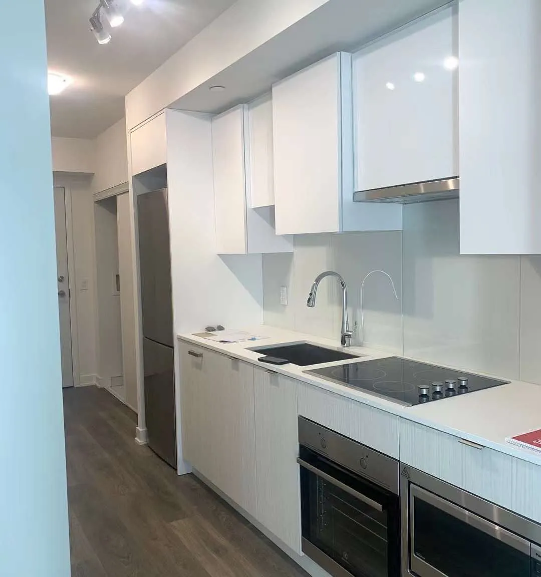 195 Redpath Ave — Photo 2