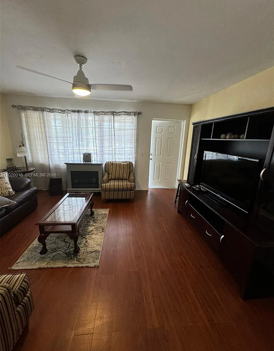 Kent Condos — Photo 1